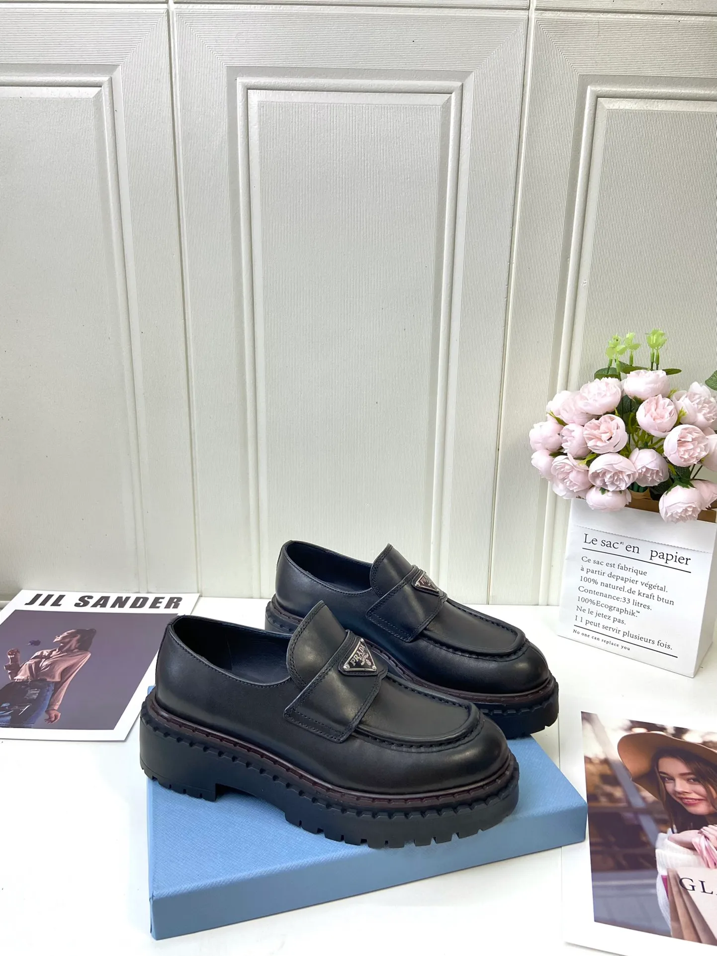 👟👟Ex-factory price 520👟👟 🔥🔥✨Prada* 2024WA new autumn and winter thick-soled loafers👟 These leather loafers use thick soles, craftsmanship details and contemporary elements add vitality, interpreting classics in a new fashion language. Enamel-coated triangular metal logo with a height of 55 mm makes its debut 🌟 Recommended by major bloggers on Xiaohongshu, developed 1-1 to highlight classic charm. Cowhide lining TPU outsole ➕ genuine leather edge bar Code number: 35 to 41 (40-41 customized, non-refundable)